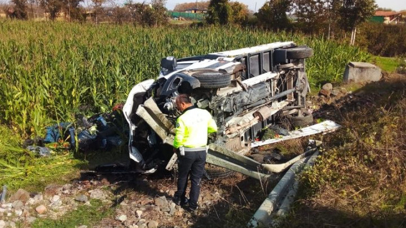 Karlı altında trafik kazası.