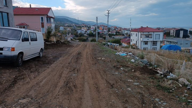 Vatandaş,Yakakent Belediyesinden hizmet bekliyor.