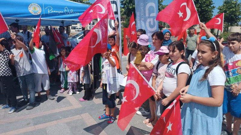 Alaçamlı çocuklar Filistinli kardeşlerine yapılan katliamı protesto etti.